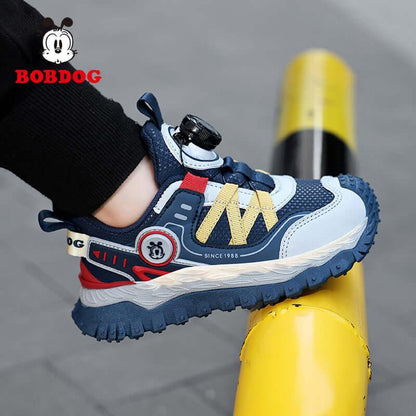 Детски маратонки BOBDOG Grip в синьо и червено с уникален дизайн, идеални за активна игра и комфорт.