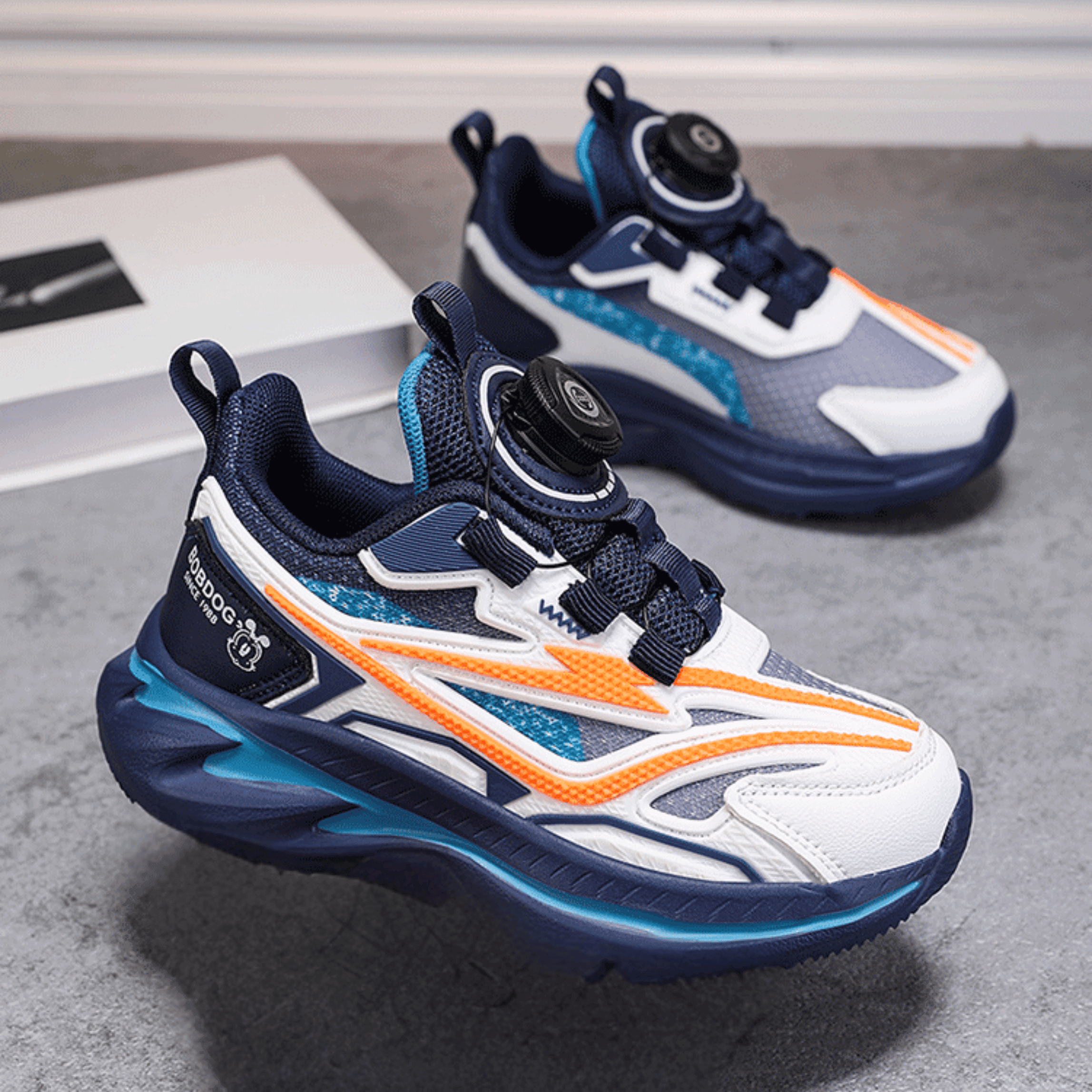 Alt Tag: Детски маратонки BOBDOG-Flash в бяло и тъмносиньо с олекотена шита подметка и лесно обуване за игра и спорт